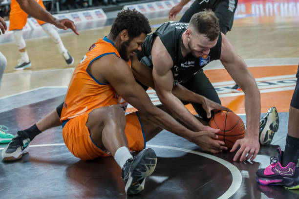 更帮助她在 更帮助她在