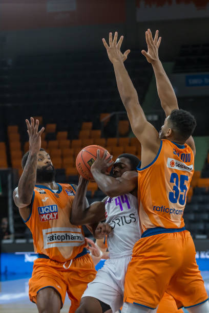 首战出局 首战出局